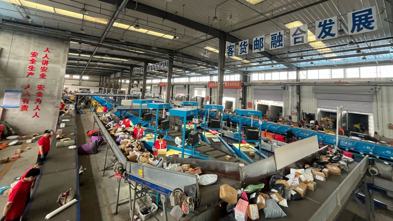 无棣县客货邮共配中心270个格口的自动化分拣线高速运转2