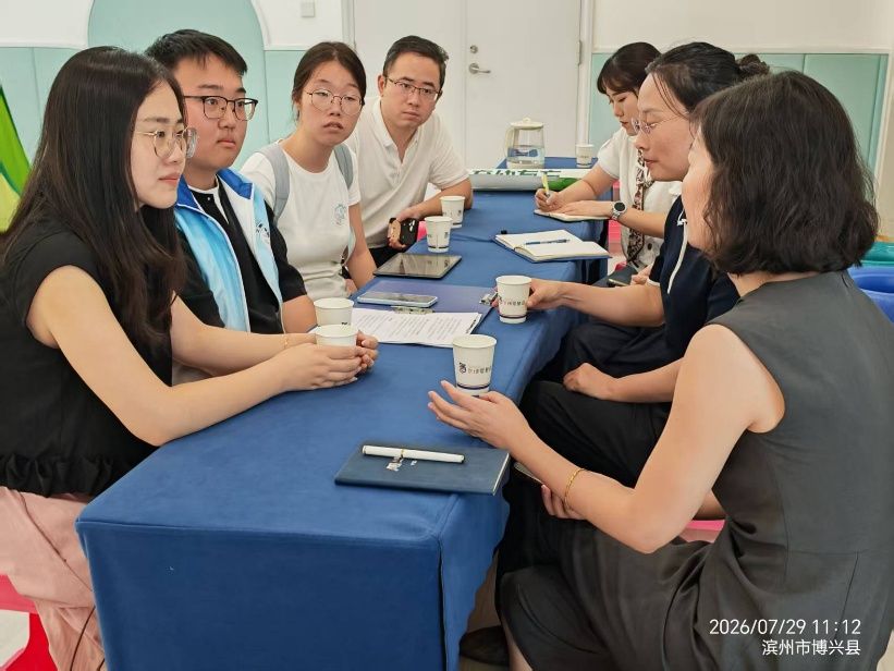 图为山东工商学院托育实践团队在京博婴慧托育园进行访谈。李娜娜 供图