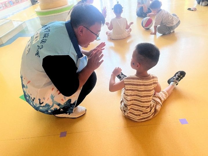 图为山东工商学院托育实践团队与在托婴幼儿进行互动。李娜娜 供图