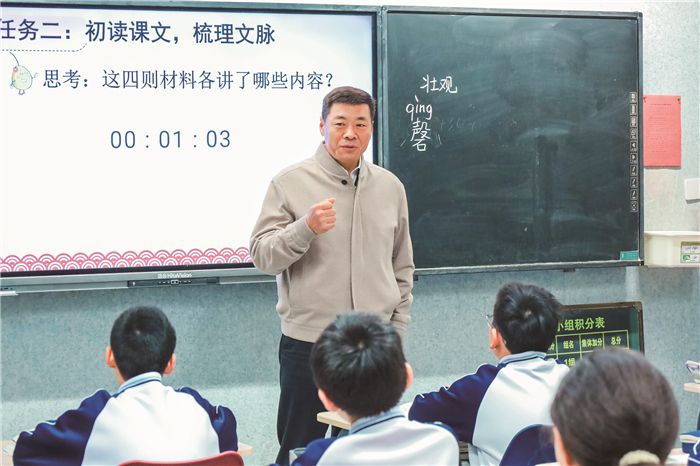 一句承诺,一诺五年。2025年10月28日,魏桥创业集团董事长张波在邹平渤海实验学校课堂,与学生们畅谈。