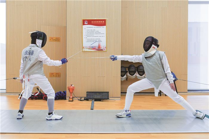 学生在专业击剑室中体验“格斗中的芭蕾”