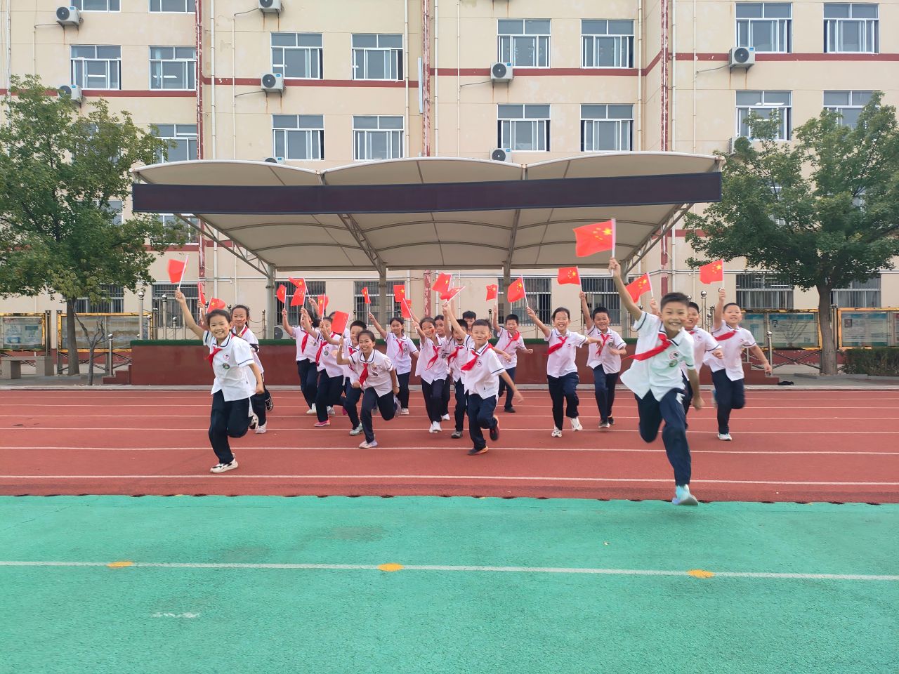 和国旗合影1 (1)