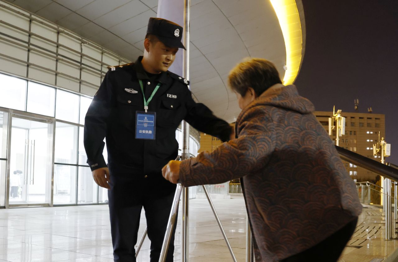 1792814679463091708.jpg 执勤民警热情帮扶老年观众,在坚守安保职责的同时传递温暖。.jpg