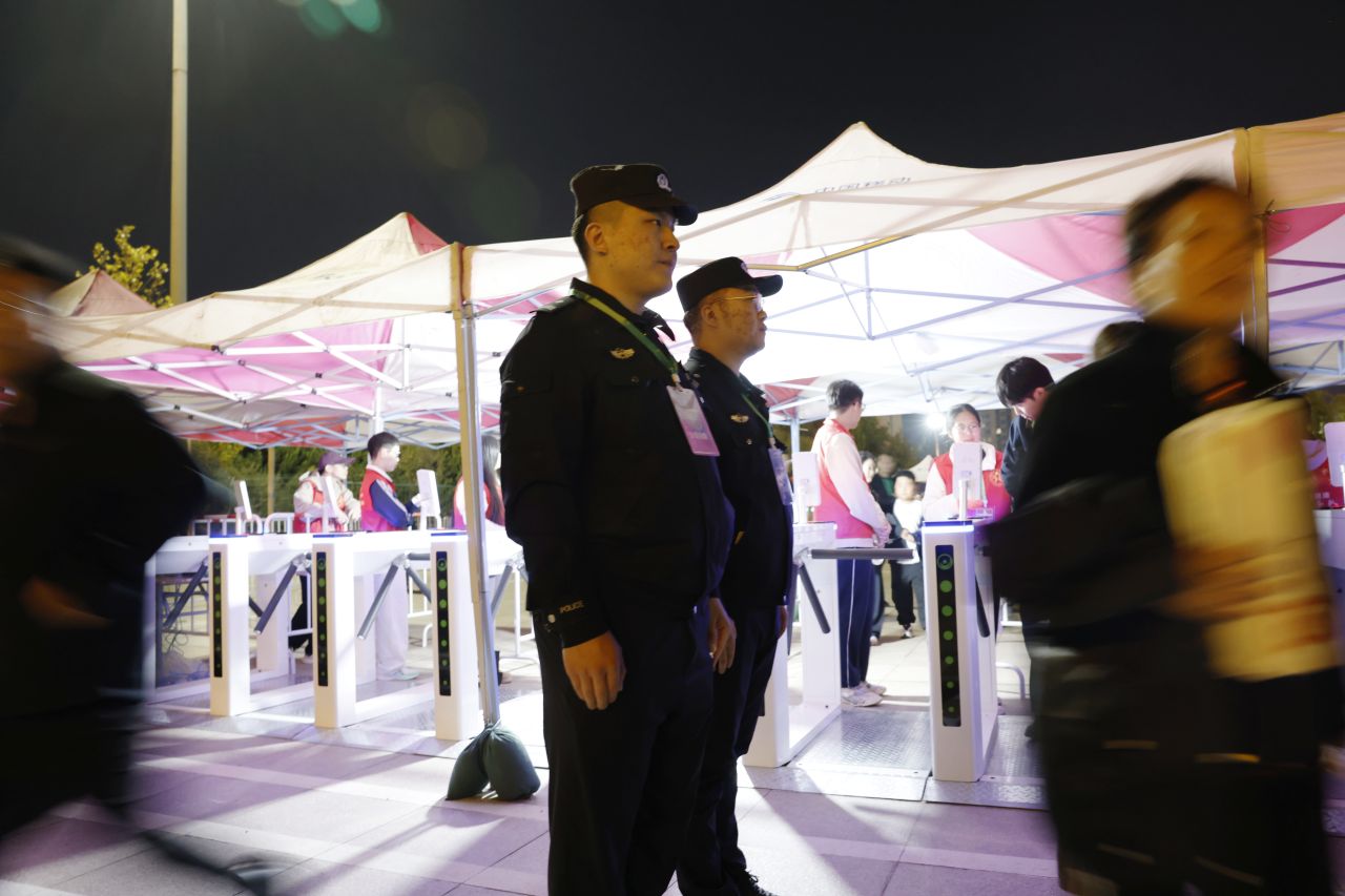 1792814725527029293.jpg 坚守岗位,配合做好入场秩序维护,保障观众有序安检入场。.jpg